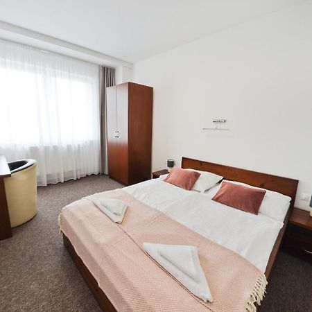 Hotel Slanica นาเมสโตโว ภายนอก รูปภาพ